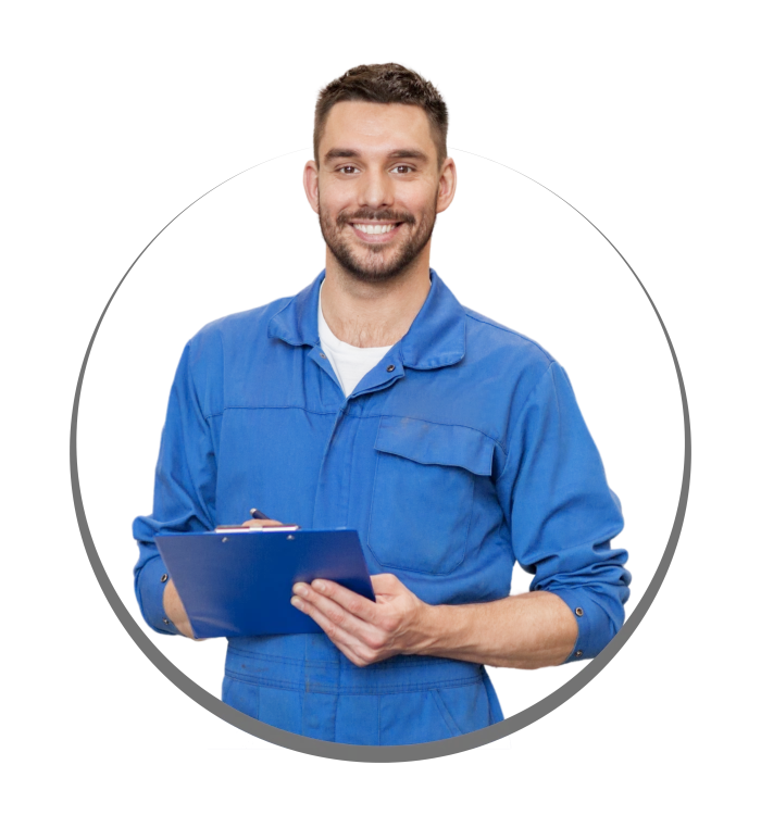 Handwerker mit Klemmbrett und blauer Arbeitskleidung lächelt freundlich vor Kreisgrafik.