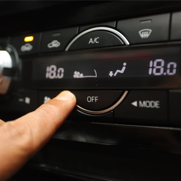 Hand bedient Klimaanlage im Auto – Klimaanlagenservice für angenehme Temperaturen beim Karosserie & Lackierzentrum Lang-Mayer in Neuhausen auf den Fildern und Sindelfingen.