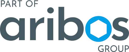 Logo der Aribos Group mit modernem Schriftzug und blauem Sechseck als Buchstabe „o“.